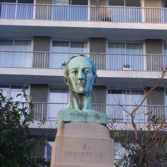 Monument à Armand de Briqueville