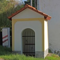 Výklenková kaplička v Lomech
