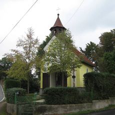 Kaple a boží muka při silnici ve středu Slověnic