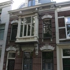 Woonhuis in een bouwstijl verwant aan de neo-hollandse-renaissancestijl