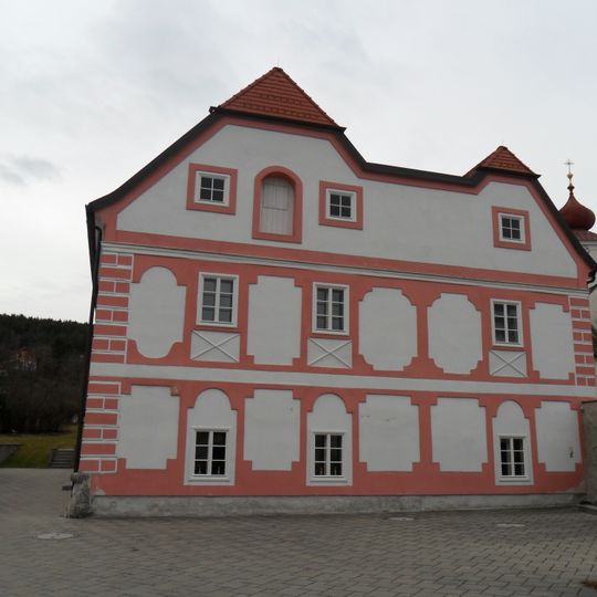 Pfarrhof mit Wirtschaftsgebäude und Umfassungsmauer