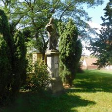 Socha svatého Judy Tadeáše v areálu kostela v Jirnách