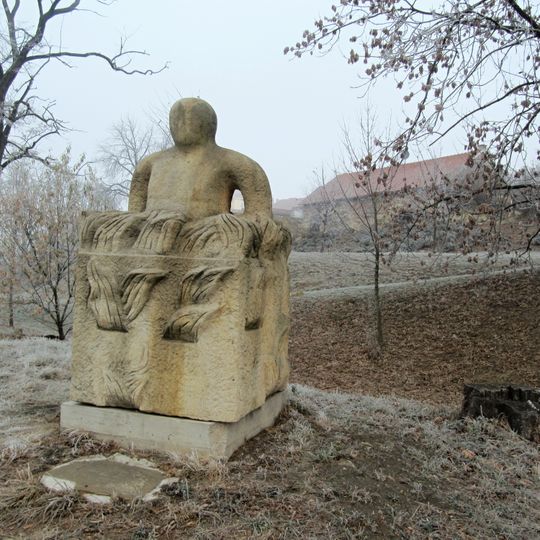 Kamenná plastika Lázeň v prostoru zaniklého židovského hřbitova v Uherském Brodu