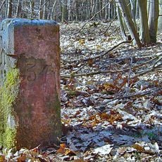 Der beschädigte Sandstein wurde durch aufbetonieren "saniert"