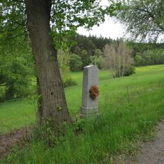 Pomník východně od Loman