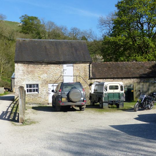 Stable block and granary approximately 20 yards south east of Wetton Mill House