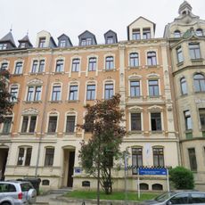 Mietshaus in geschlossener Bebauung mit Vorgarten Barbarossastraße 33