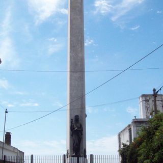 La columna que encierra los restos del Cnel. de Marina Juan Bautista Azopardo