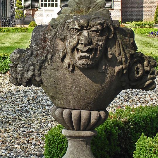 Den Aalshorst: twee natuurstenen vazen