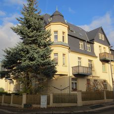 Mietshaus in Ecklage in offener Bebauung mit Einfriedung und Vorgarten Robert-Blum-Straße 22