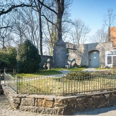 Kriegerdenkmal für die Gefallenen des 1. Weltkrieges mit umgebender Freiraumgestaltung Straße der Einheit 2 (gegenüber)