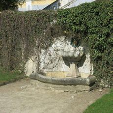 Malá kašna v koutě Zámecké zahrady v Českém Krumlově