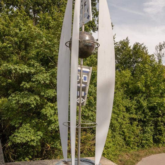 Skulptur auf der Holzheimer Brücke