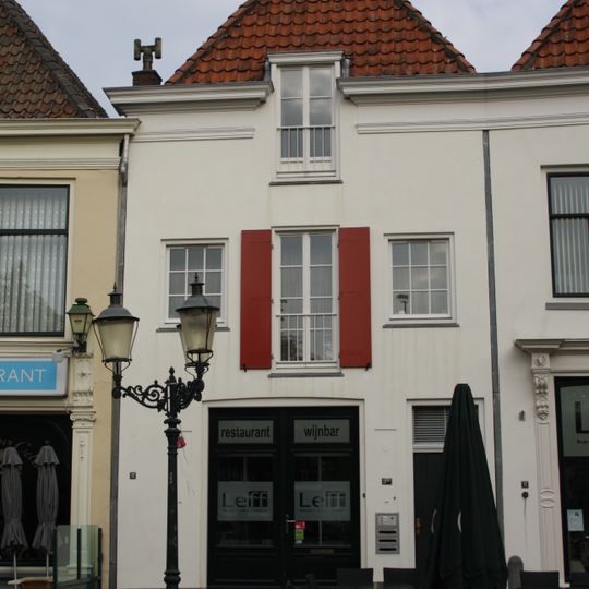 Pakhuis met lijstgevel 19e-eeuws karakter