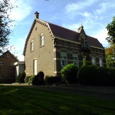 Complex Grinsel 83: poort