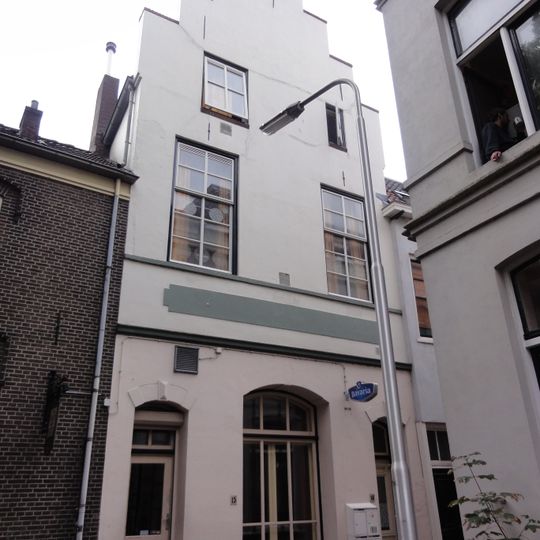 Pand met aan voor- en achterzijde trapgevels