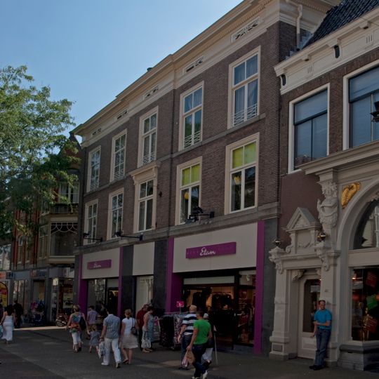 Pand met bakstenen empire-gevel, forse kroonlijst met zoldervenster en jongere onderpui