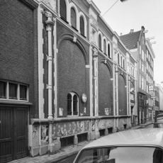 Hoekhuis met gevel onder latere punttop en houten pui