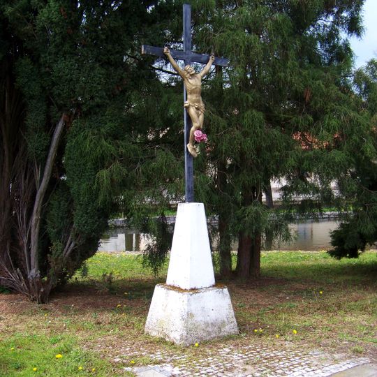 Kříž u rybníka v Nedvězí u Říčan