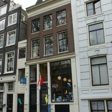 Pand met gevel onder rechte lijst