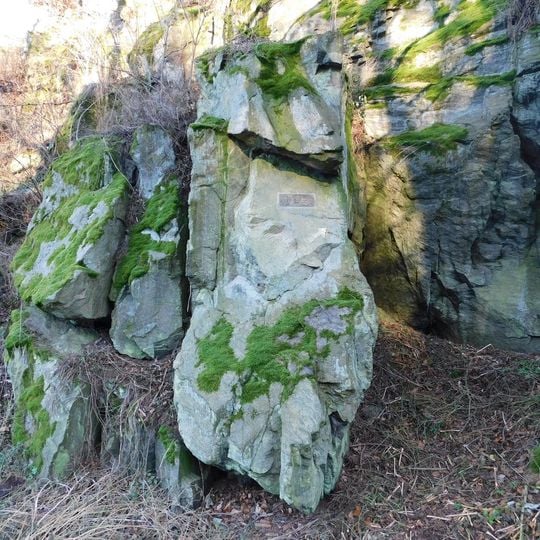 Pamětní deska Leoše Přikryla v údolí Brtnice pod tvrzí Přímělkov