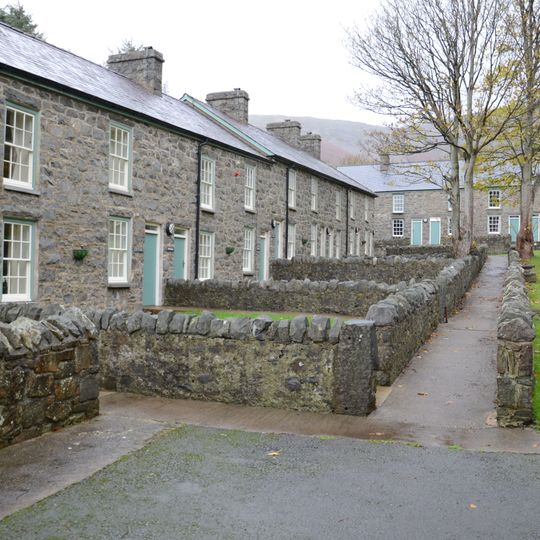 Trem-y-mynydd, with associated front walls