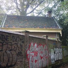 Bijgebouw met prieel