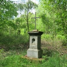 Kříž u cesty k bývalému koupališti ve Svoru