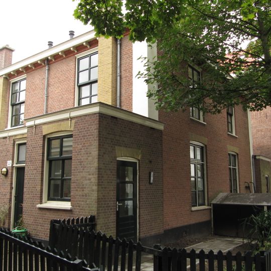 Blok van vier rug-aan-rug gebouwde woningen op vierkante plattegrond, bestaande uit begane grond en verdieping onder een plat dak