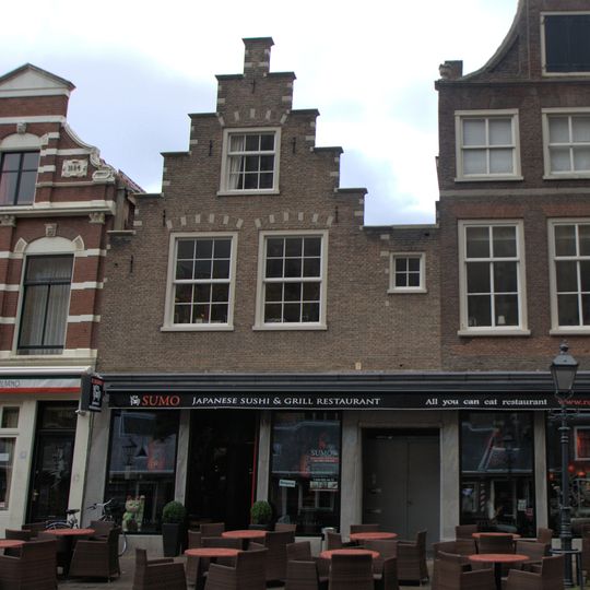 Pand met trapgevel, sterk gerestaureerd