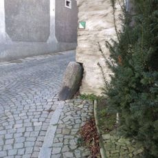 Křížový kámen v Polné u kostela