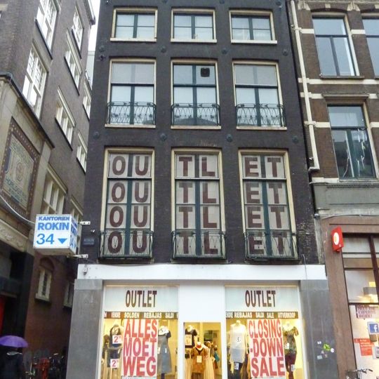 Hoekhuis met voorgevel onder rechte lijst