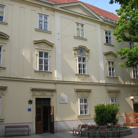 Wohn- und Geschäftshaus, Ehem. Piaristenkloster- und Schule