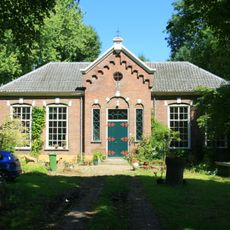 Openbare dorpsschool met hek