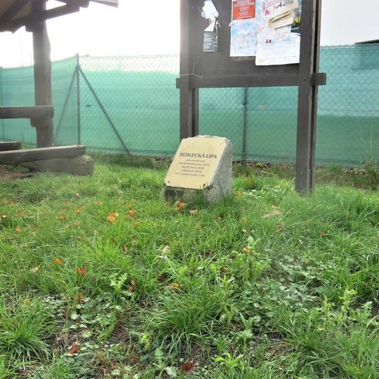 Pomník Sedlecké lípy na východním okraji Sedlece
