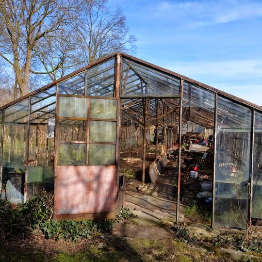 Sint-Michaëlklooster: ijzeren kas in de moesttuin