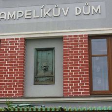 Pamětní deska Františka Cyrila Kampelíka na budově obecního úřadu v Syřenově