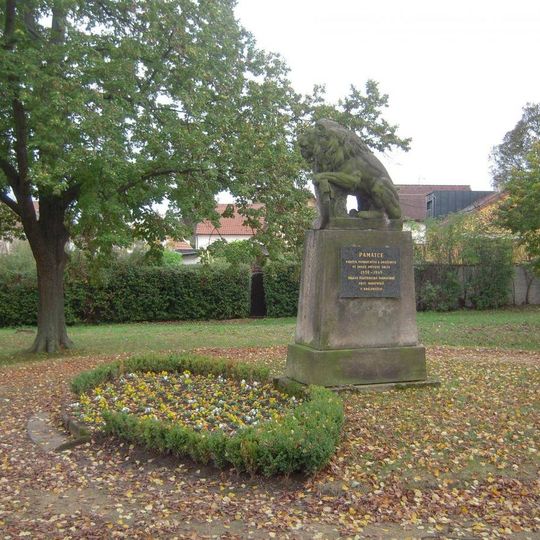 Pomník padlým v obou světových válkách v parku u Královické ulice v Brandýse nad Labem