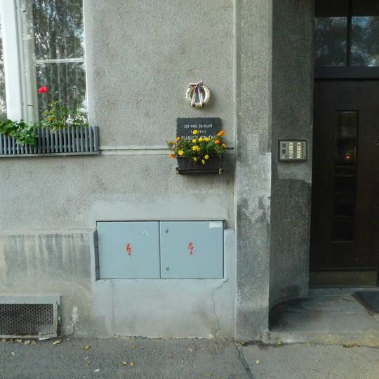 Pamětní deska Vladimíra Jedličky na domě Václavkova 335/18 v Dejvicích