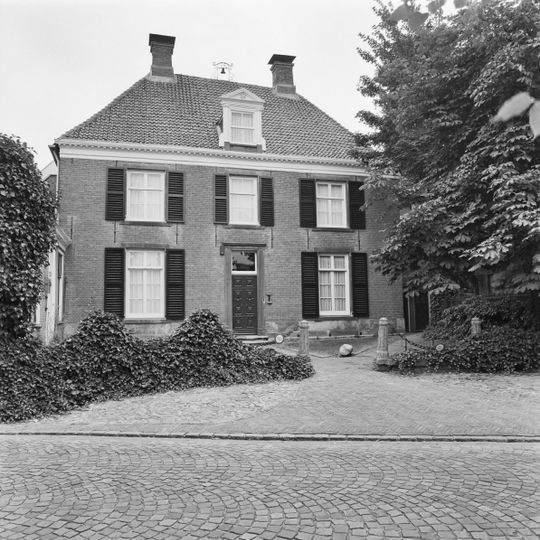 Rechthoekig huis met zandstenen raam- en deuromlijstingen