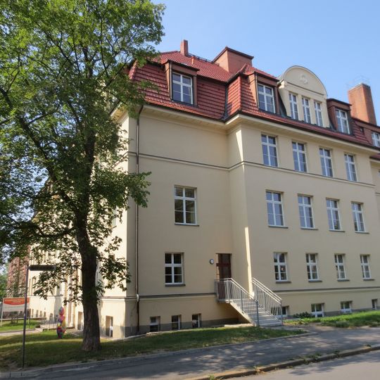 Schulgebäude in Ecklage mit Vorgarten und rückwärtig angeschlossener Turnhalle Ludwig-Richter-Straße 21
