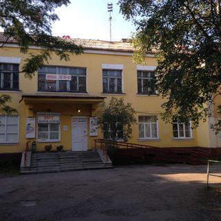 Здание поликлиники железнодорожников