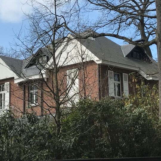 Landhuis in cottagestijl aan Marcel De Backerstraat 6