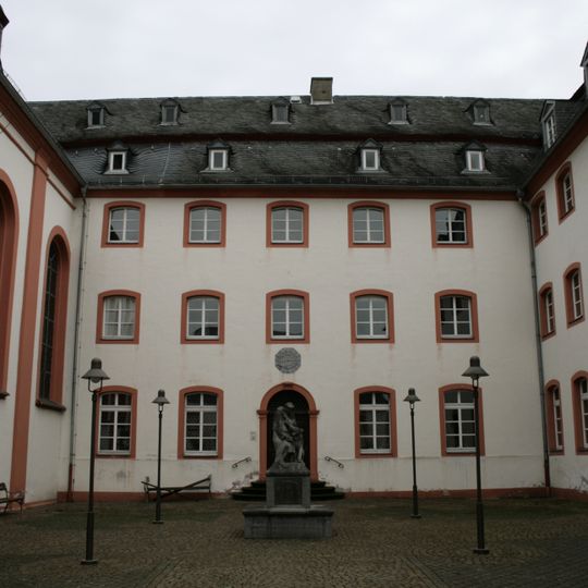 Ehem. Jesuitenkollegium/ Kath. Pfarrkirche St. Joh. Nepomuk