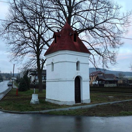 Kaplička u křižovatky v Drozdově