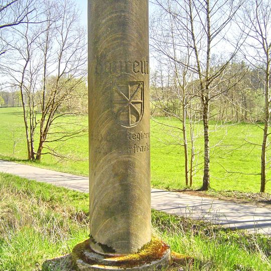 Sandsteinsäule mit Stadtwappen zur Markierung der Stadtgrenze