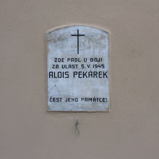 Pamětní deska Aloise Pekárka na zdi vozovny Žižkov