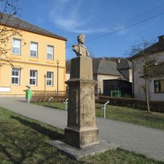 Pomník v Hrabové před školou