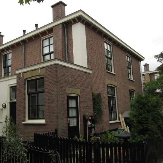 Blok van vier rug-aan-rug gebouwde woningen op vierkante plattegrond, bestaande uit begane grond en verdieping onder een plat dak