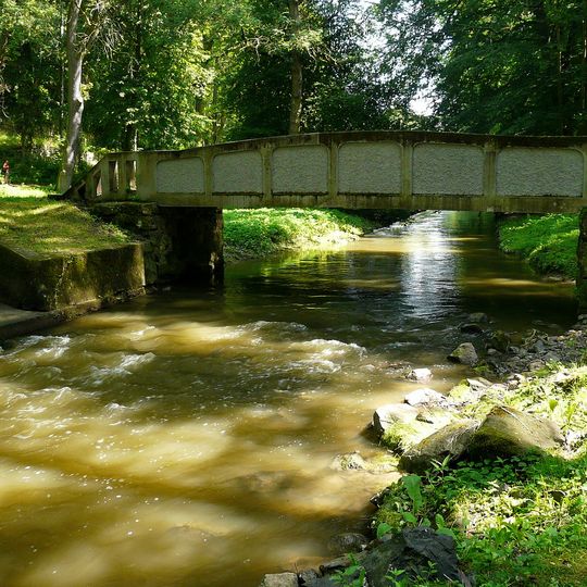 Lávka přes Klenici v parku Štěpánka u hudebního pavilonu